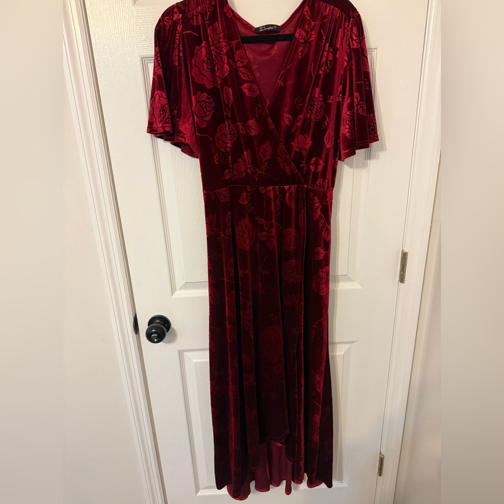 Elegant Red Midi Wrap Dress - Picture 3 of 4